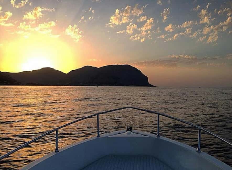 Aperitif on a boat at sunset at the Queen Cave - Key points worth knowing before you go