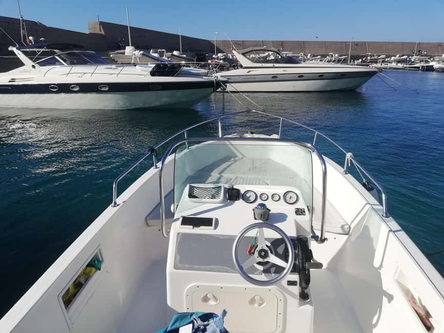 Aperitif on a boat at sunset at the Queen Cave - Marina Arenella meeting point: getting on the water fast