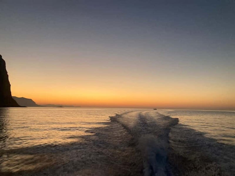 Aperitif on a boat at sunset at the Queen Cave - Gliding toward Grotta della Regina: why this sunset works