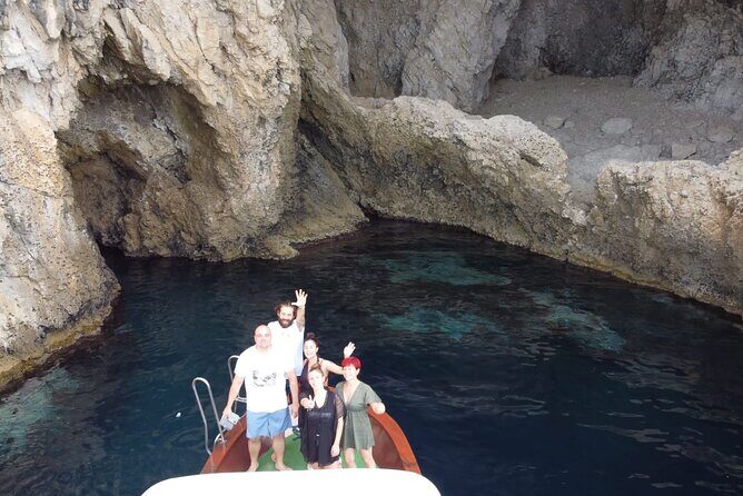 Boat excursion Taormina Giardini Naxos - Passing by the big-name grottoes: what you will (and won’t) do