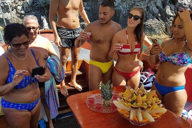 Boat excursion Taormina Giardini Naxos - Language and narration: English is offered, but the clarity can vary