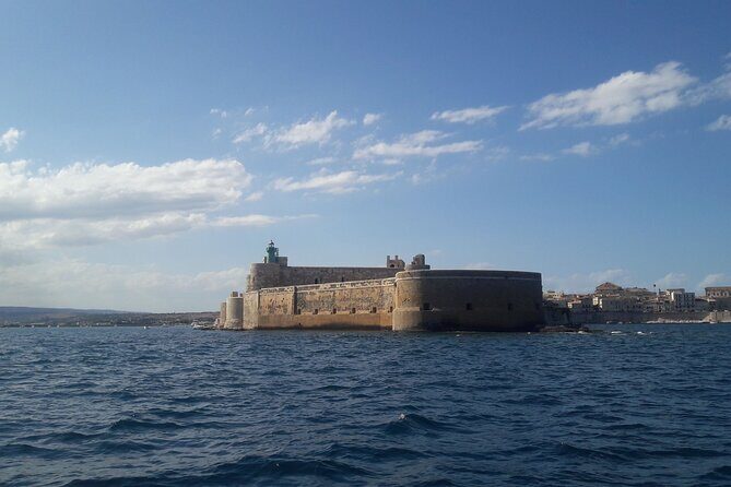 Boat Excursion to Ortigia with Typical Homemade Lunch - Isola di Ortigia circumnavigation: monuments from the water