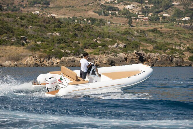 Boat rental Castellammare del Golfo, rent a boat. - Meeting point and opening hours: the clock matters