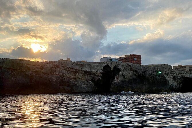 Boat tour Ortigia, sea caves and Pillirina 2h - Sailing south to Plemmirio: scenery that keeps changing