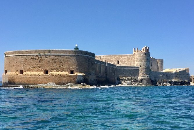 Boat tour Ortigia, sea caves and Pillirina 2h - Ognina and the optional Maniace Castle bathroom break