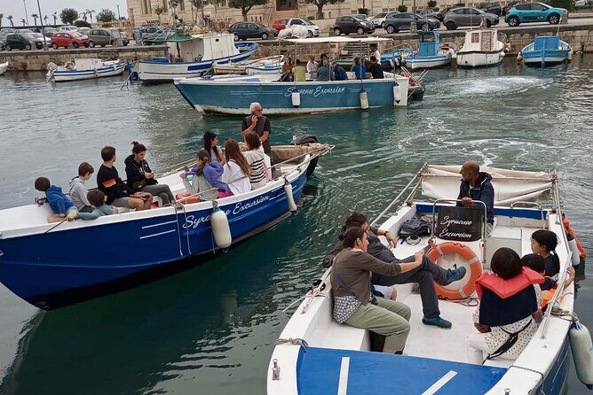 Boat tour Pillirina, sea caves Syracuse and Ortigia - Passing sea caves: the viewpoint that makes them real