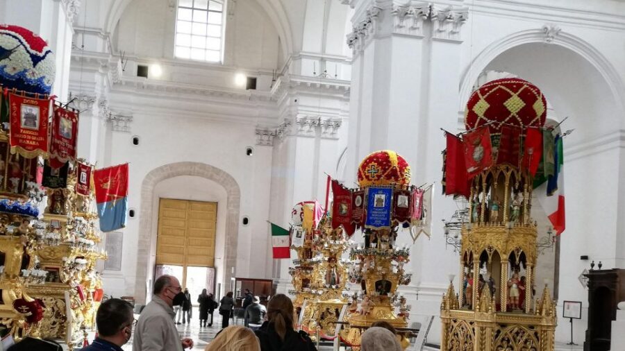 Catania: City Highlights Walking Tour - Via Crociferi to Piazza Stesicoro: street views with a guided lens