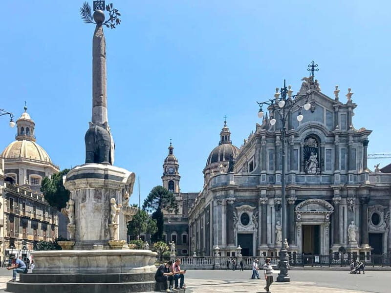 Catania: The heart of the City - Tour guidato in Italiano - Piazza Università finish: the center of your next steps