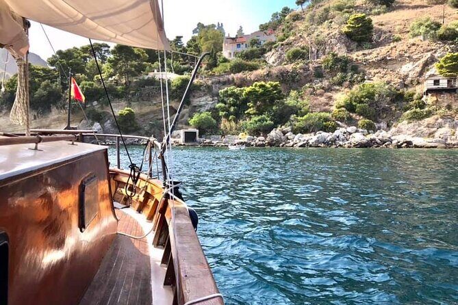 Classic Boat Tour in Palermo - Addaura Wave and the Rocky Coast: Watching Caves Above Jagged Beaches