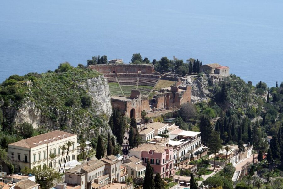 From Catania: Guided Tour of Taormina and Castelmola - Corso Umberto and the Taormina squares: where the town’s layers show