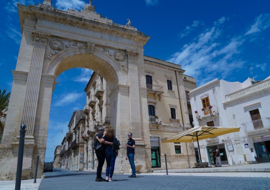 From Catania: Neapolis of Syracuse, Ortygia, and Noto Tour - The logistics reality: 8–9 hours, set stops, and smart seating