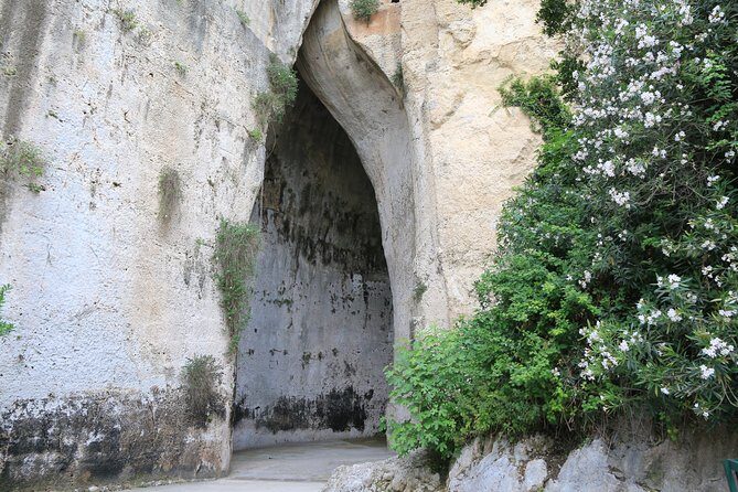 Group guided tour of the archaeological park of Neapolis - How a compact Neapolis tour works in real life