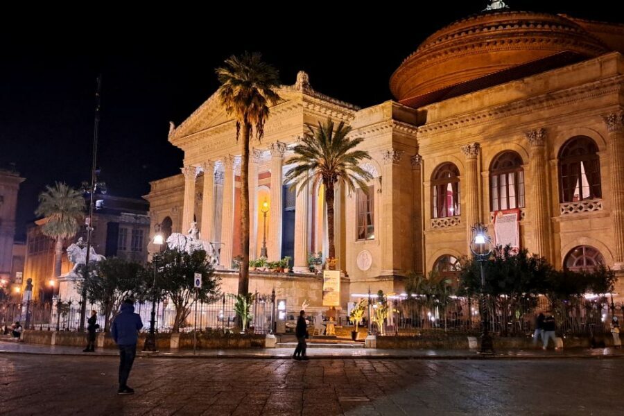 Napoli tour: alla scoperta del centro storico - Spaccanapoli: Naples’ ancient spine and the art that crowds your eyes