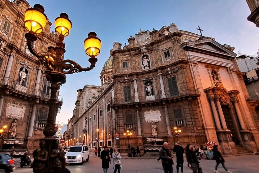 Napoli tour: alla scoperta del centro storico - Piazza Borsa to Dracula’s tomb lore and Caravaggio’s alley