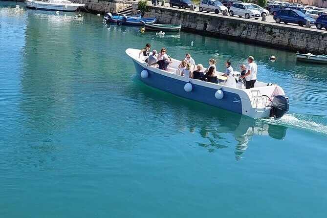 Ortigia Island and Sea Caves Boat Tour with Prosecco - Captains, Caves, and the Kind of Information You Get