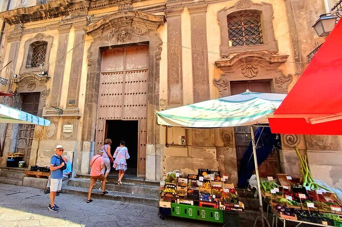 Palermo, a tour of unique monuments and colorful markets - Capo street market: Arab-origin flavors and a free snack stop