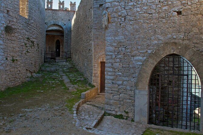Palermo: Medieval castles of Caccamo & Cefalù. Small Group Tour - Cefalù’s Duomo and sea-level walking: what you should focus on