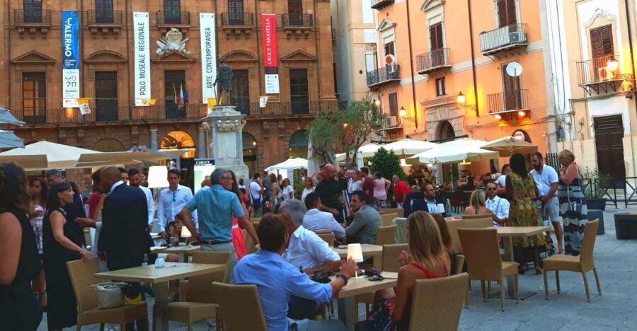 Palermo storie e segreti: tour tra arte misteri e leggende - Meeting point near Feltrinelli: start on solid ground
