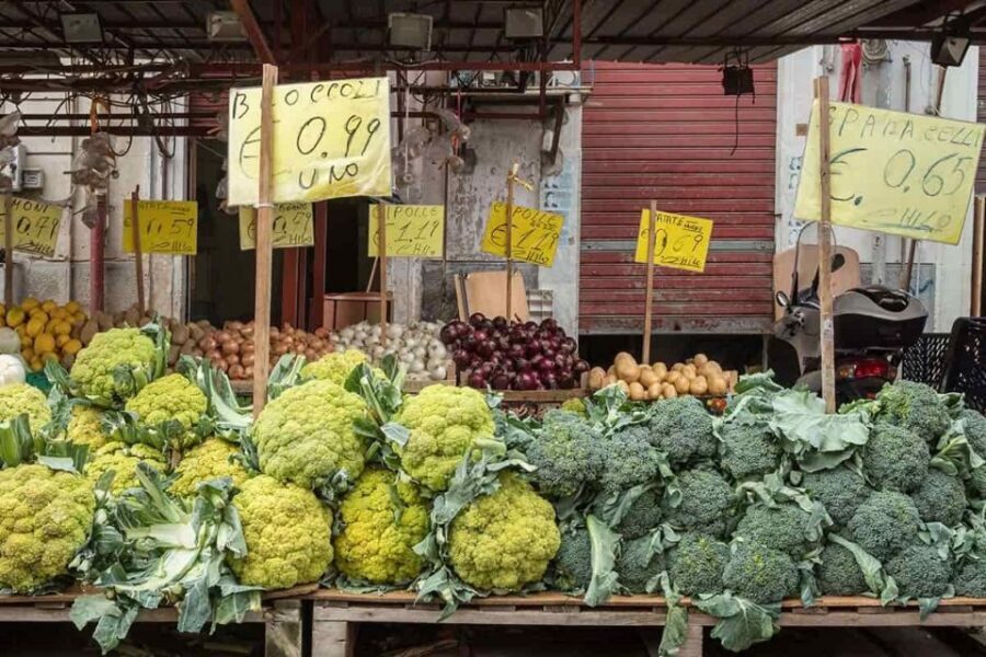 Palermo: Street Food Tour in Ballarò and Vucciria Markets - The historic club stops: small places, big meaning