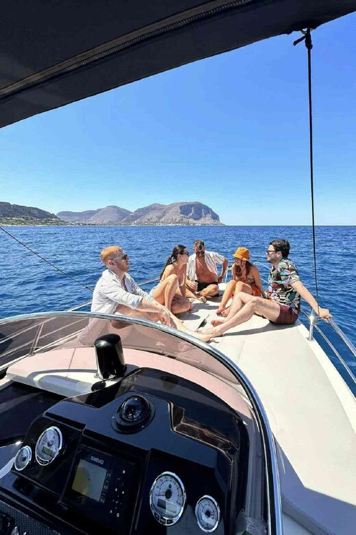 Palermo : Tour condiviso in barca con Aperitivo e Snorkeling - Grotta dell’Olio: wave-made cave, light on rock, and cave snorkeling
