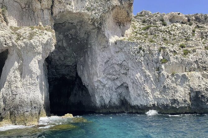Private tour with fish products and Full Drinks - Ortigia and Plemmirio by boat: what you actually get