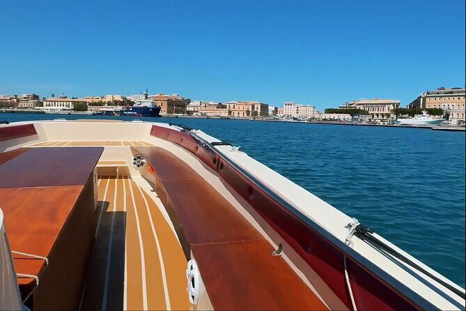Private Tour with Homemade Products and Drinks in Syracuse - Meet-up and getting on the boat without stress