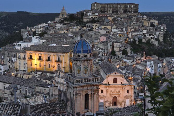 Ragusa Walking tour - Portale di San Giorgio: the lateral entrance with a 1400s backstory