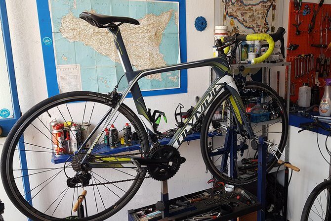 Rent road bike - What’s actually included: helmet, lights, lock, and a repair kit