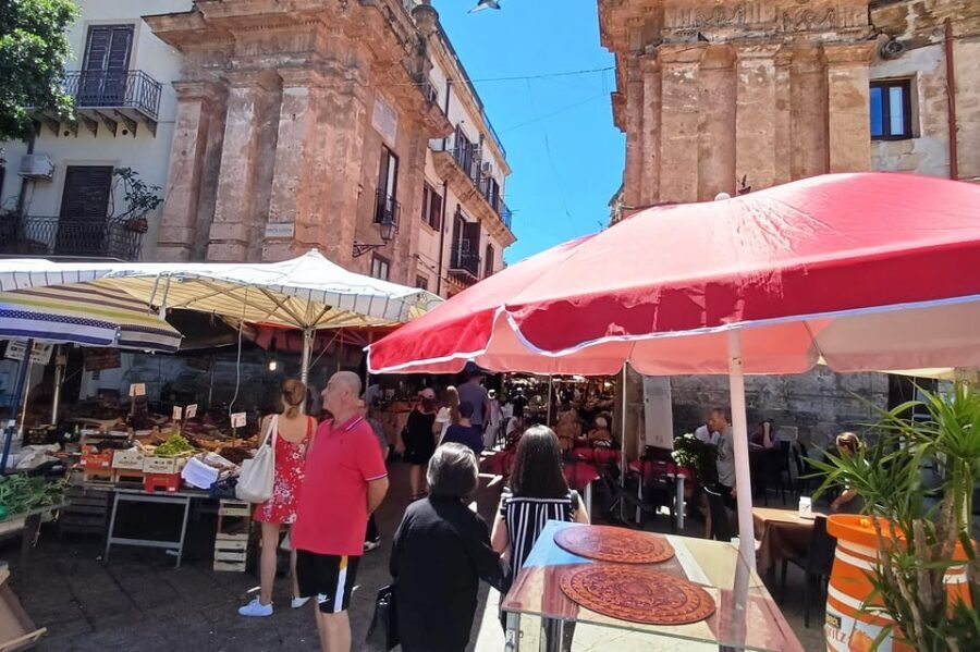Scopri il Cuore di Palermo: arte, monumenti e mercati - Sant’Ignazio square: church first, then the archaeological context