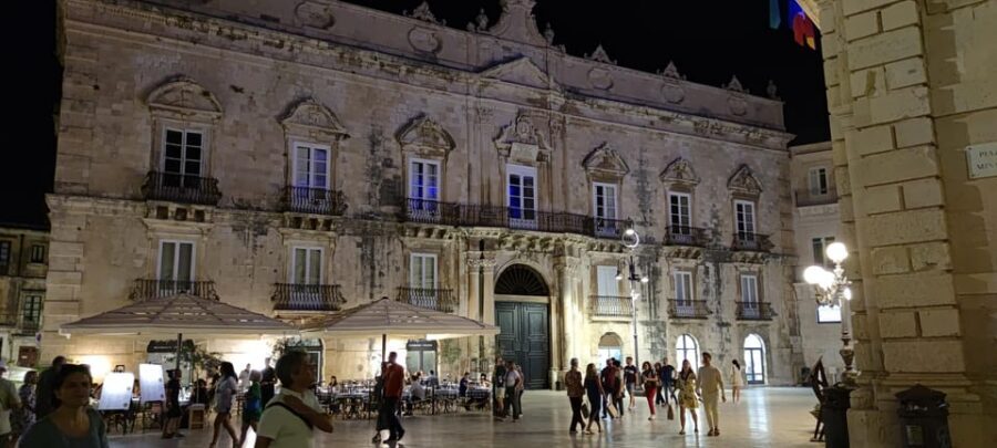 Siracusa Tour: Ortigia by Night in English - Via della Maestranza and Via della Giudecca: the neighborhood reads like a map
