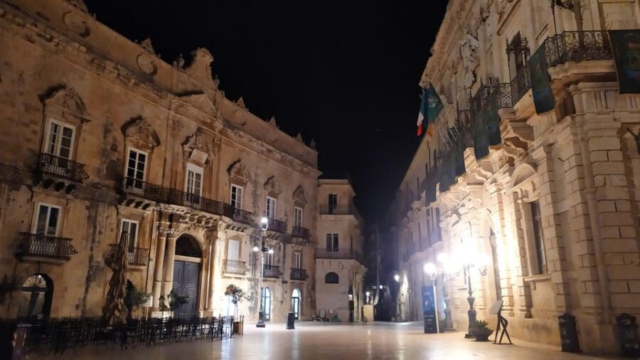 Siracusa Tour: Ortigia by Night in English - Ending at Fonte Aretusa: the payoff after the walk