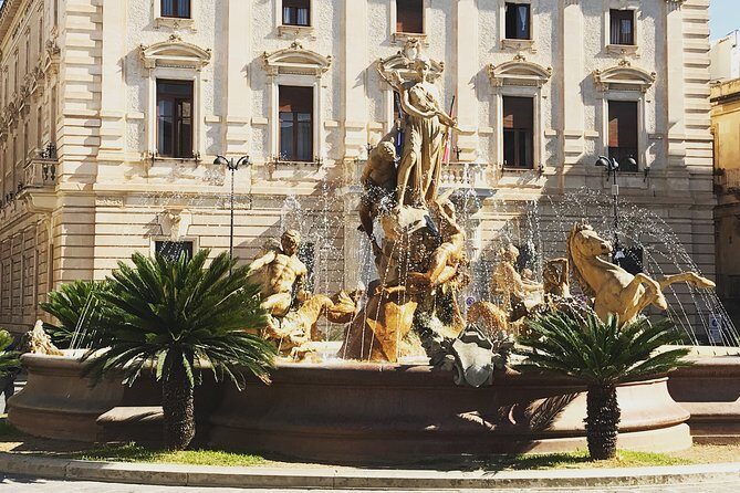 Syracuse: Ortigia Deep Dive Cultural Tour (max 6 Guests) - Ortygia in 90 minutes: a small group that keeps moving