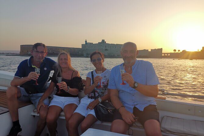 Syracuse private boat with aperitif - Under the Umbertino bridge: the first wow moment