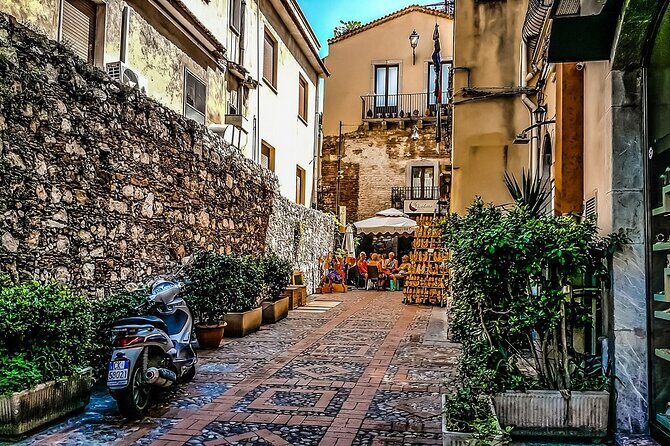 Taormina Private Walking Tour: Explore Top Sights & Hidden Gems - How the 1.5 hours works in real life