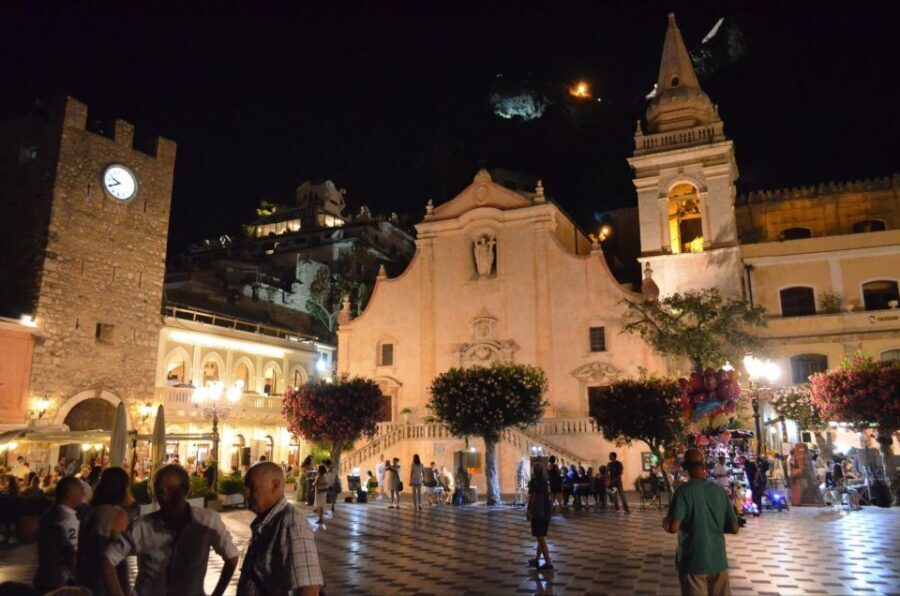 Taormina: Sunset Walking Tour & Aperitif on Rooftop Terrace - The big viewpoint moment at Piazza IX Aprile