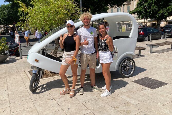 Velobike tour ecologico guidato con soste per visitare i monument - The guide experience: what you can learn from guides like Mad, Daniel, and Nicolas