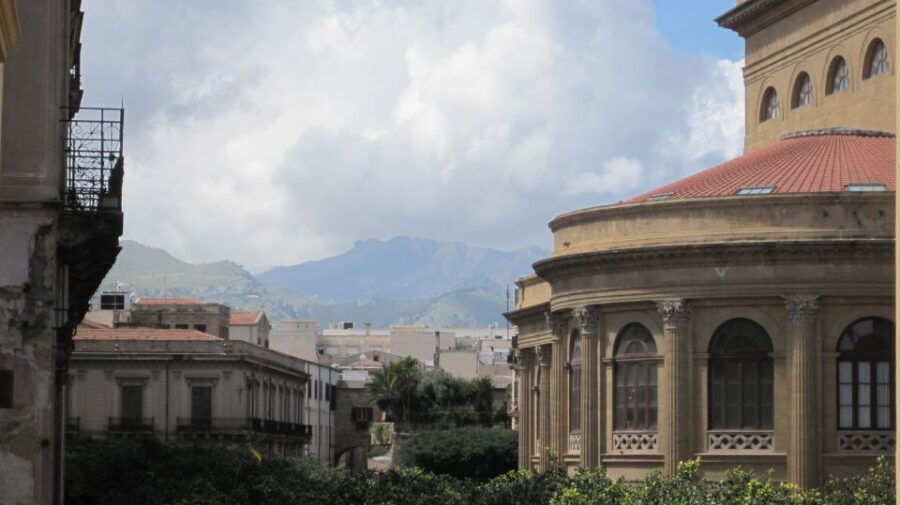 Walking Tour and typical Lunch in a private charming home - Via Vittorio Emanuele: churches by the route to the Cathedral
